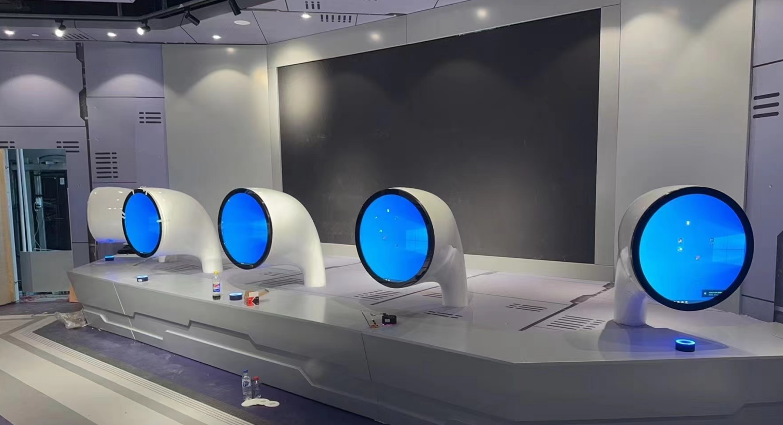 Circular touchscreen, a new visual experience, a new display.